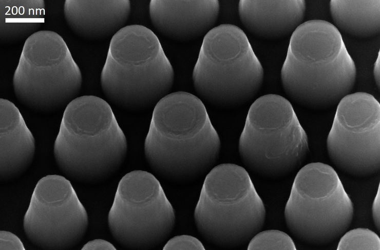 Microscope image of the fabricated chimney-shaped nanopillars. / Mikroskopibild av de skorstensformade nanopelarna.