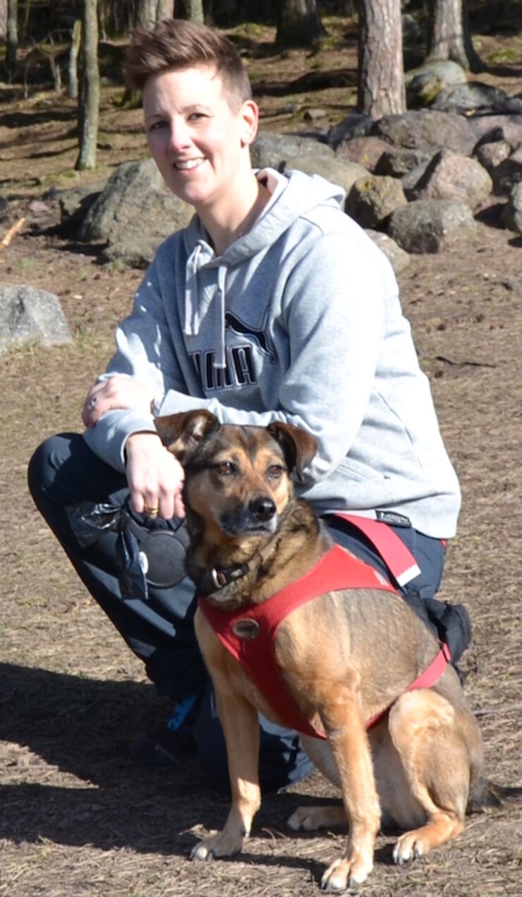 Lina Roth med hunden Trixie.
