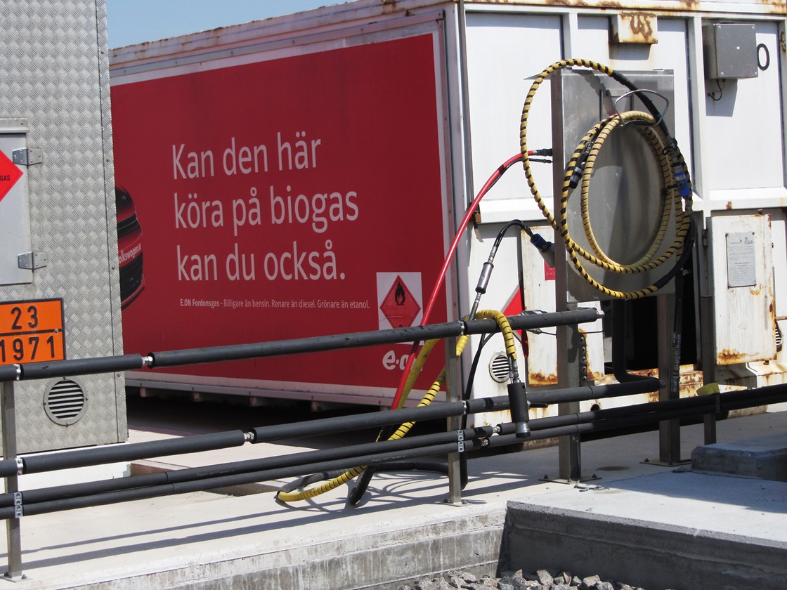 Flakning, biogasen fylls på tuber och körs till andra marknader