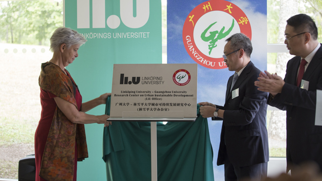 Unveiling the plaque on joint research center