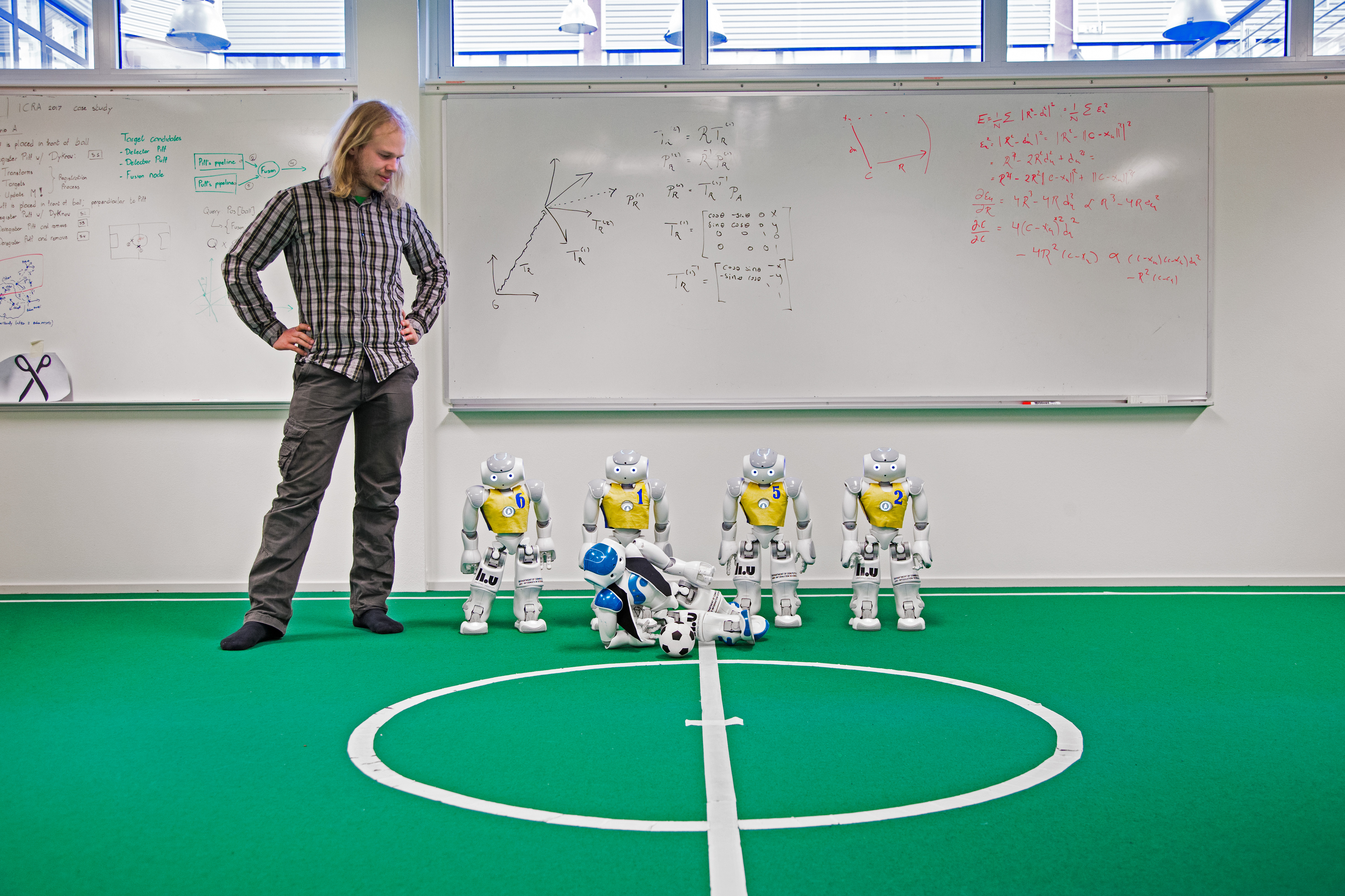 Fredrik Löfgren och fotbollsspelande robotar.