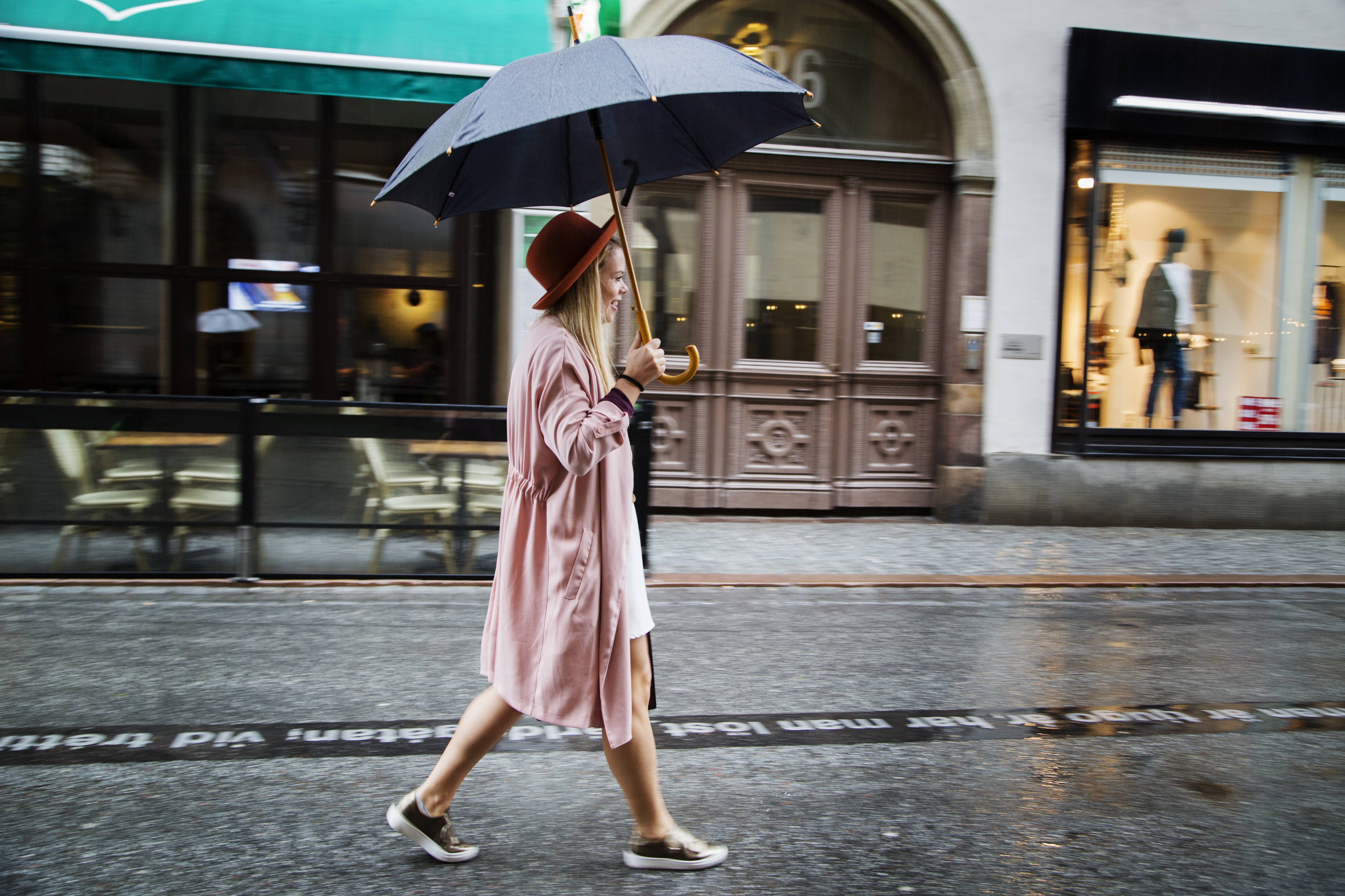 Sofie Lindblom with an umbrella in the rain on Drottninggatan