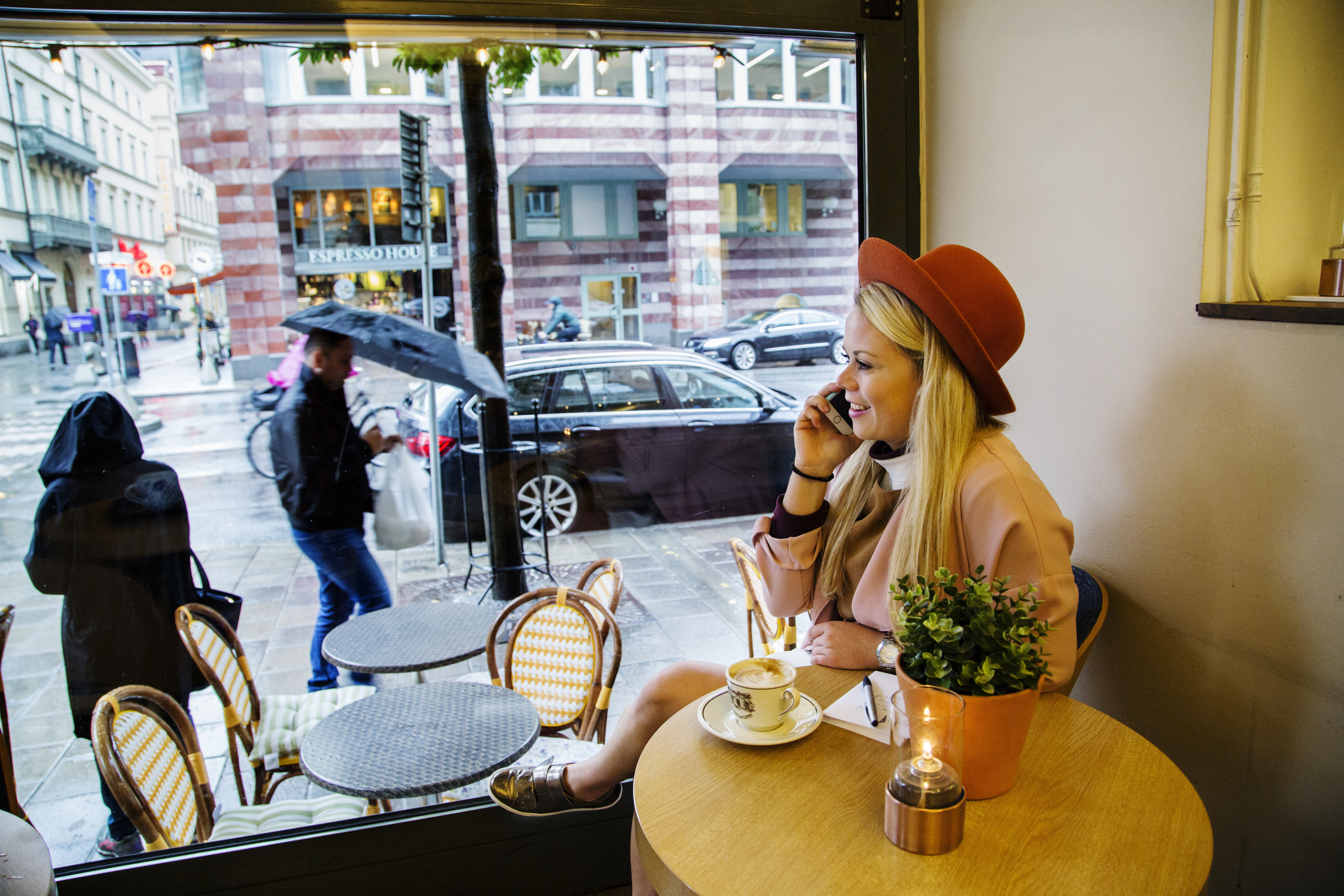 Sofie Lindblom talar i telefon på café