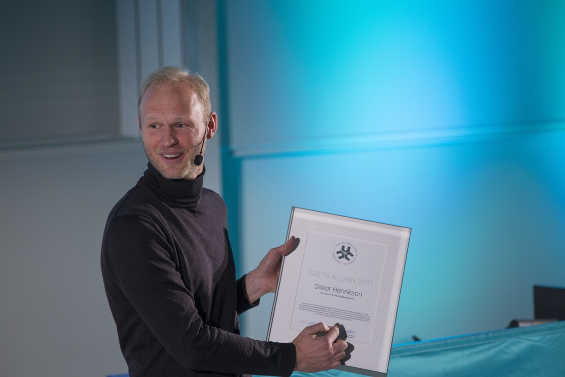 Oskar Henrikson med diplom vid Årets alumn-ceremonin 12 oktober 2017