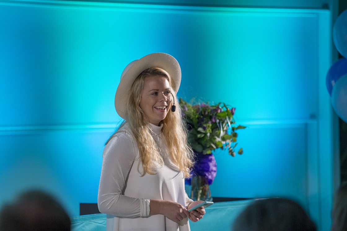 Sofie Lindblom på scen vid Årets alumn-ceremonin 12 oktober 2017