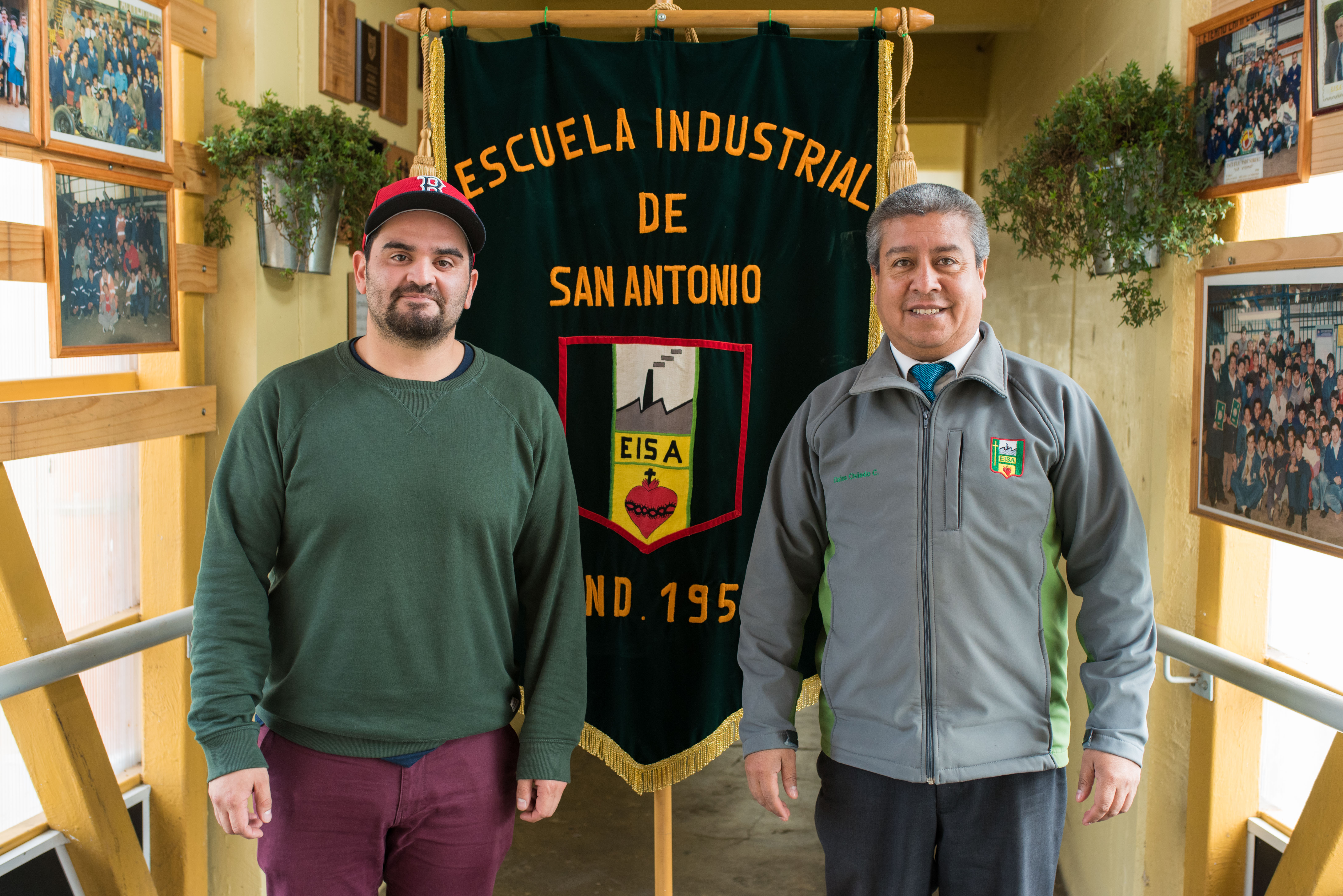 Sebastian Mateu besökte och höll föredrag på sin egen gamla gymnasieskola i San Antonio, här med skolans rektor.
