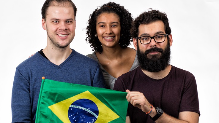 LiU Brazilian student ambassador blog team holding a small Brazilian flag.