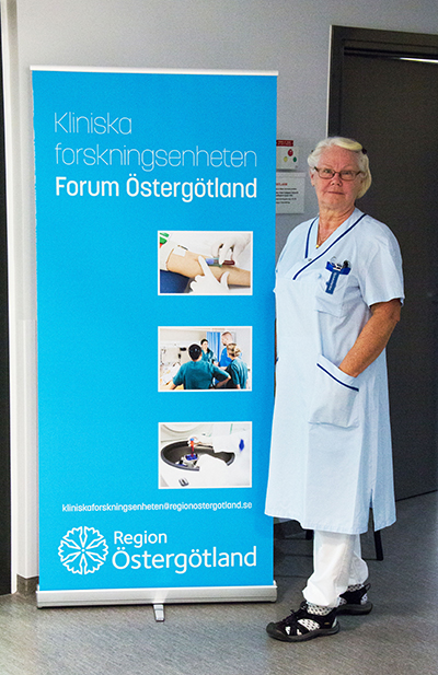 Birgitta Ek, forskningssjuksköterska framför roll up