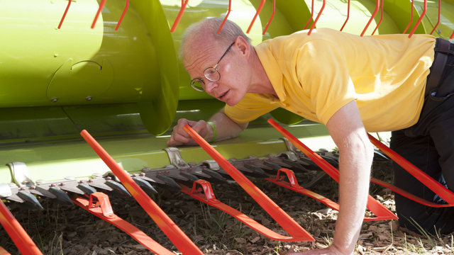 Forskaren Per Frankelius tittar närmre på hur en slåtterbalk fungerar.