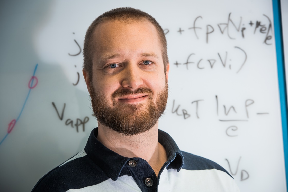 Klas Tybrandt, forskare vid Laboratoriet för organisk elektronik