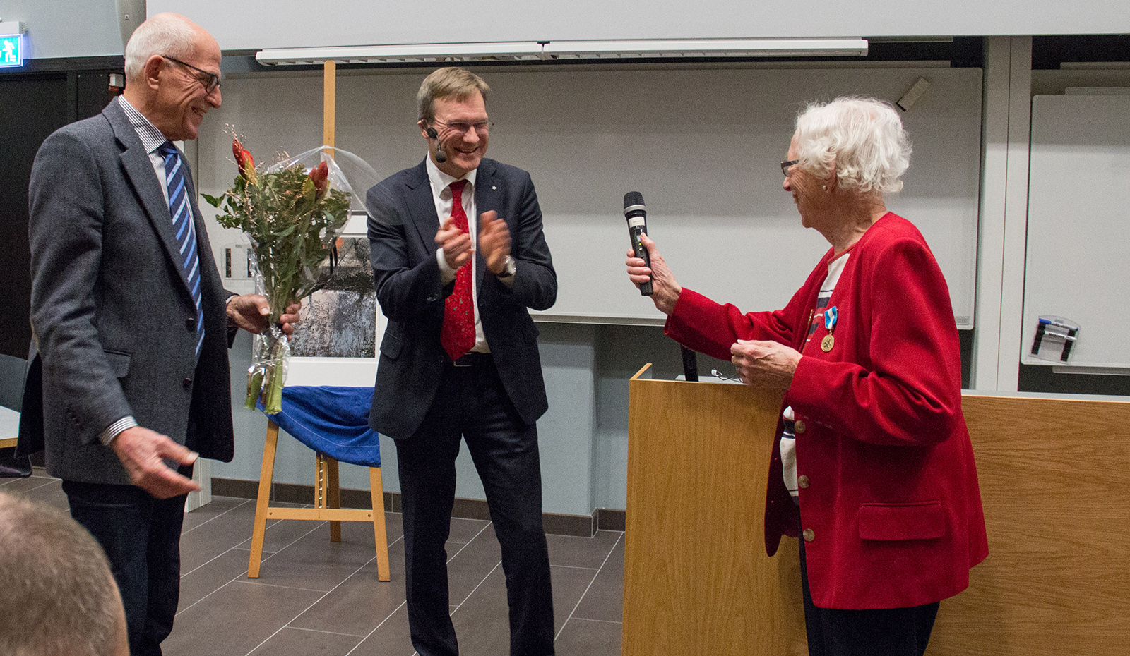 Inga Maja Rydholm fick fakultetens förtjänstmedalj i guld. Priset delades ut av tidigare dekan Åke Wastesson.