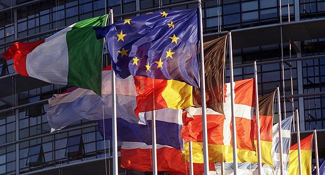 EU:s medlemsländers flaggor framför Europa parlamentet i Strasbourg