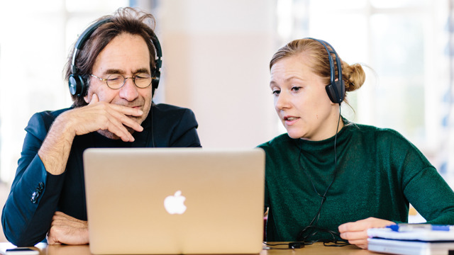 Teachers Magnus Johansson and Maria Karlsson at the computer.