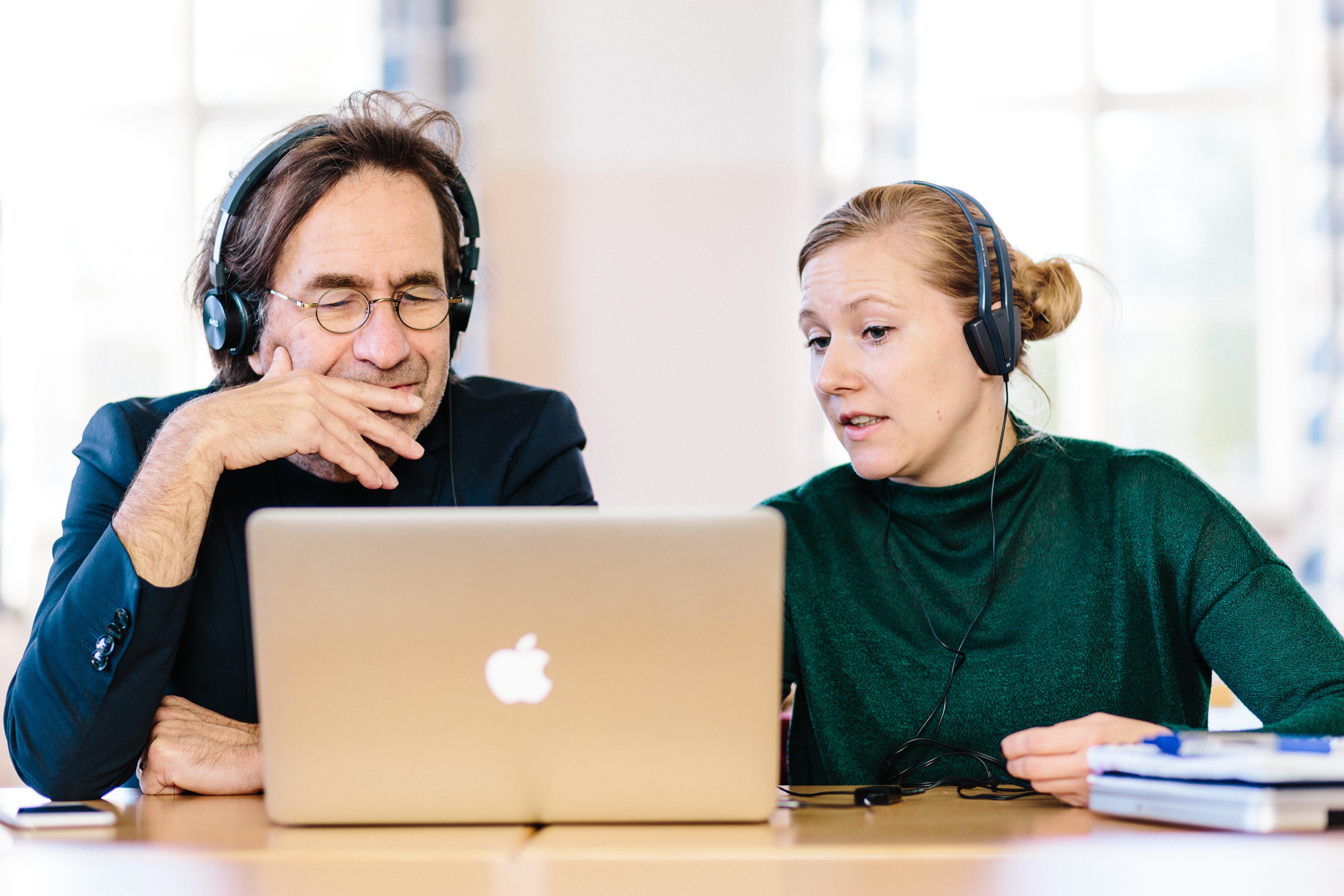 Gymnasielärarna Magnus Johansson och Maria Karlsson vid datorn.