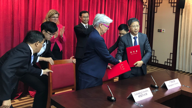 The collaboration agreement between the vice-chancellors of Linköping University and Guangzhou University is signed.