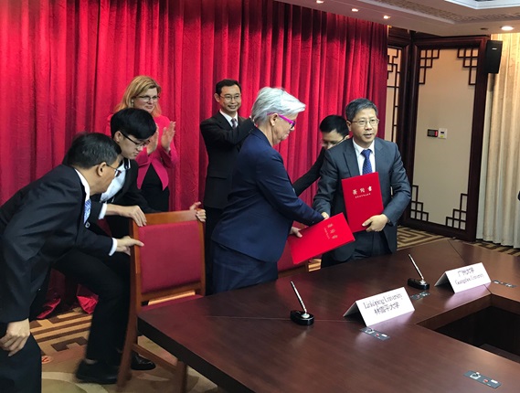 Samarbetsavtalet underskrivet mellan rektorerna för Linköpings och Guangzhou universitet.
