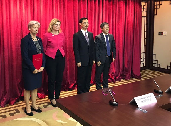 Two collaboration agreements signed, from the left Helen Dannetun, Vice-Chancellor of LiU, Helena Balthammar, Mayor of Linköping, Wen Guohui, Mayor of Gungzhou, and Wei Minghai, Vice-Chancellor of Guangzhou University.