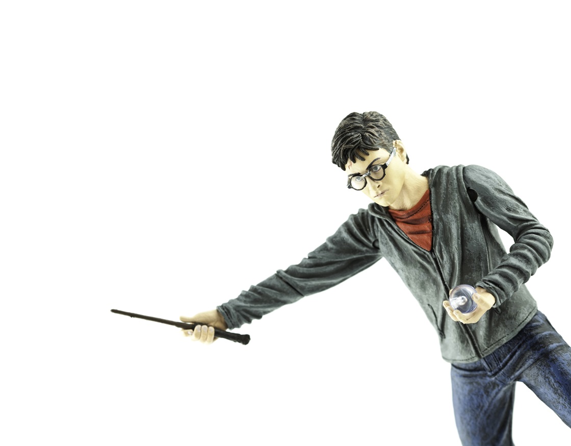 En bild på Harry Potter som håller sin trollstav i handen. 