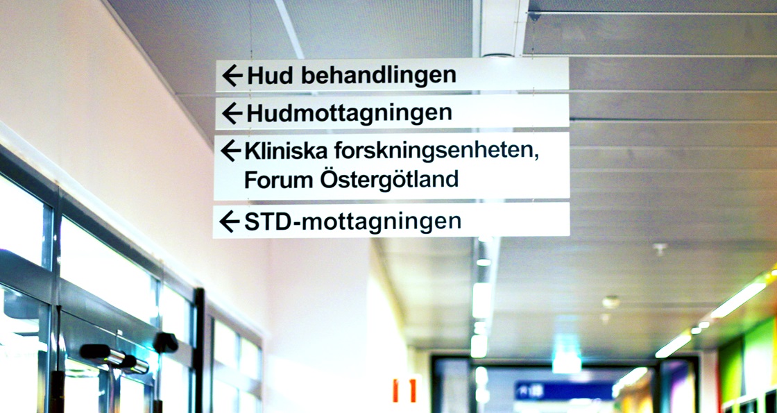 Skylt med pilar åt vänster och texterna: Hud behandlingen, Hudmottagningen, Kliniska forskningsenheten Forum Östergötland och STD-mottagningen.