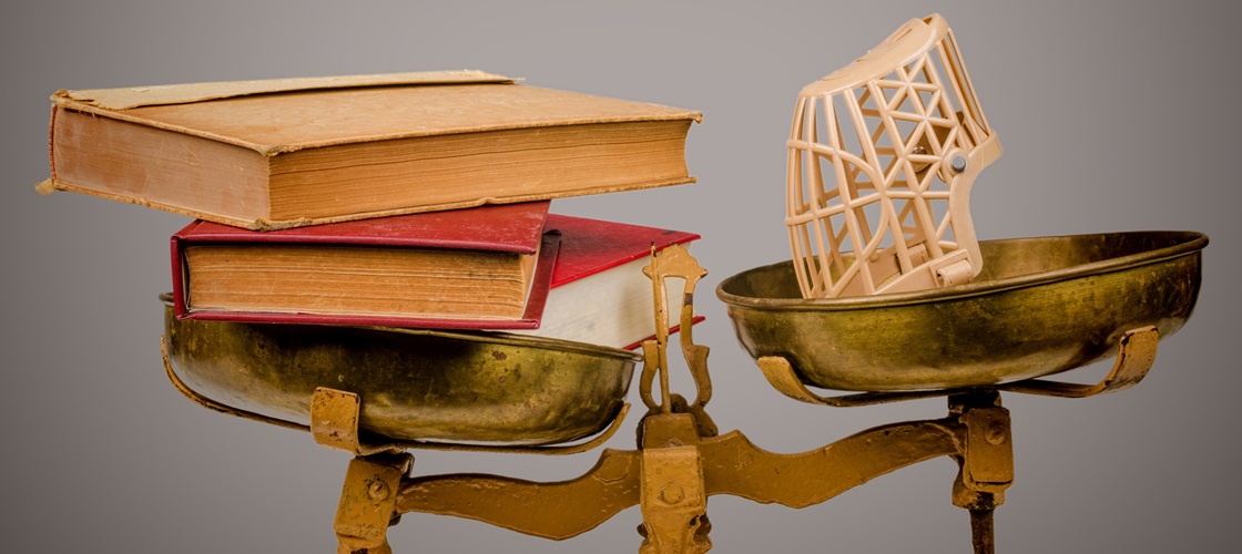 Böcker som balanserar en munkorg i en våg.