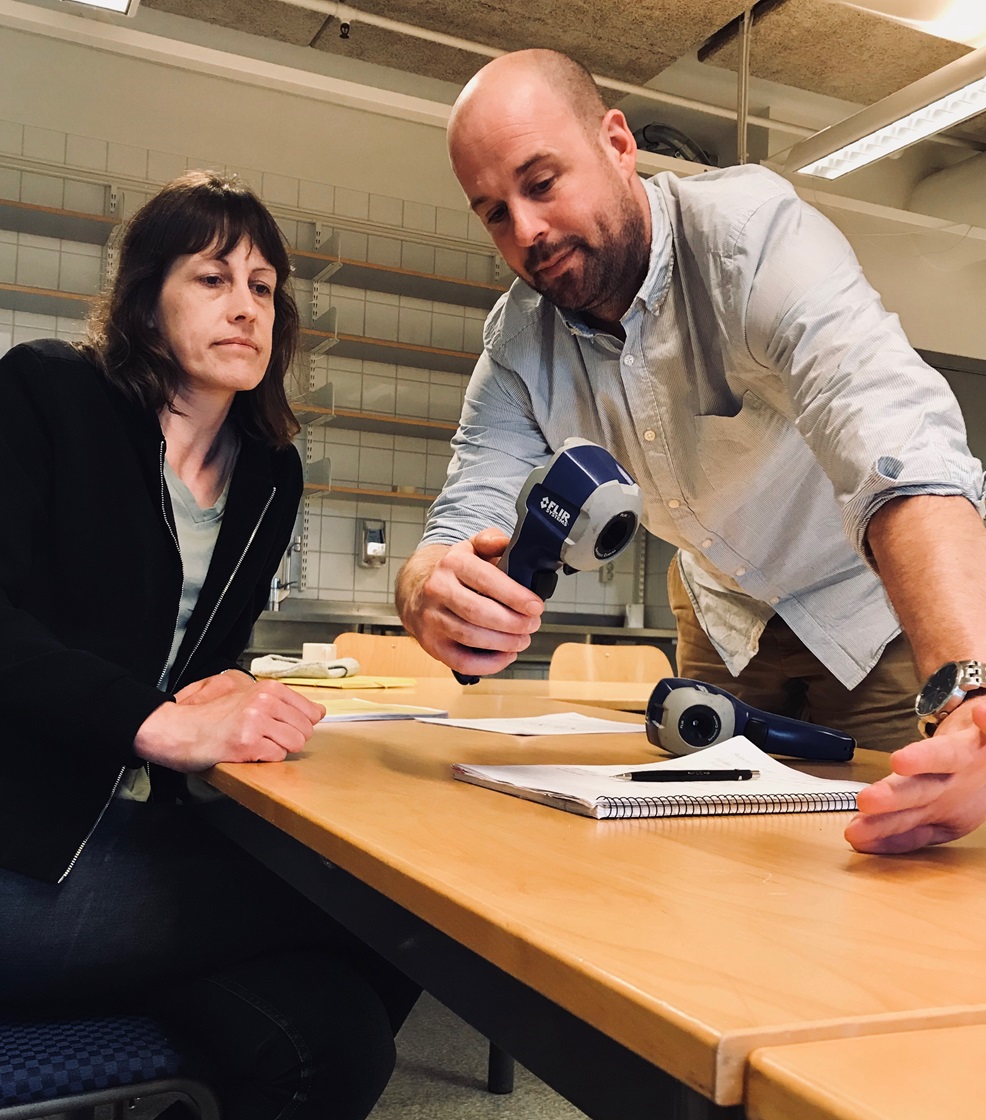 Fredrik Jeppson instruerar Ingeborg Nilsson i hur värmekameror fungerar