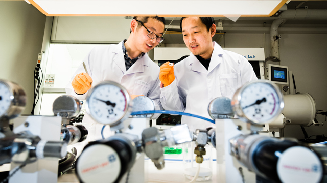 Weihua Ning (till vänster) och Feng Gao i laboratoriet med det blyfria solcellsmaterialet.