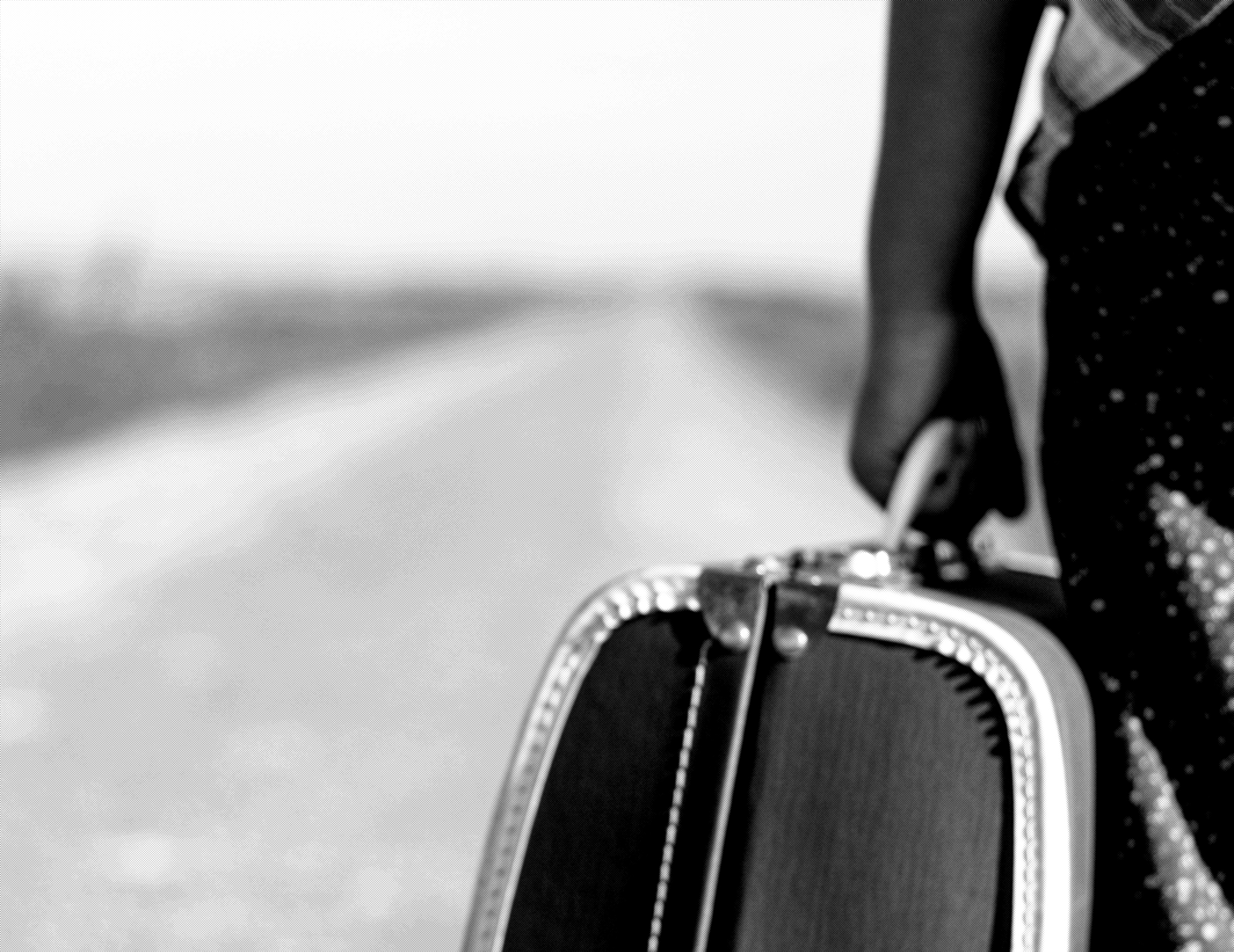En person går på en väg med en resväska i handen