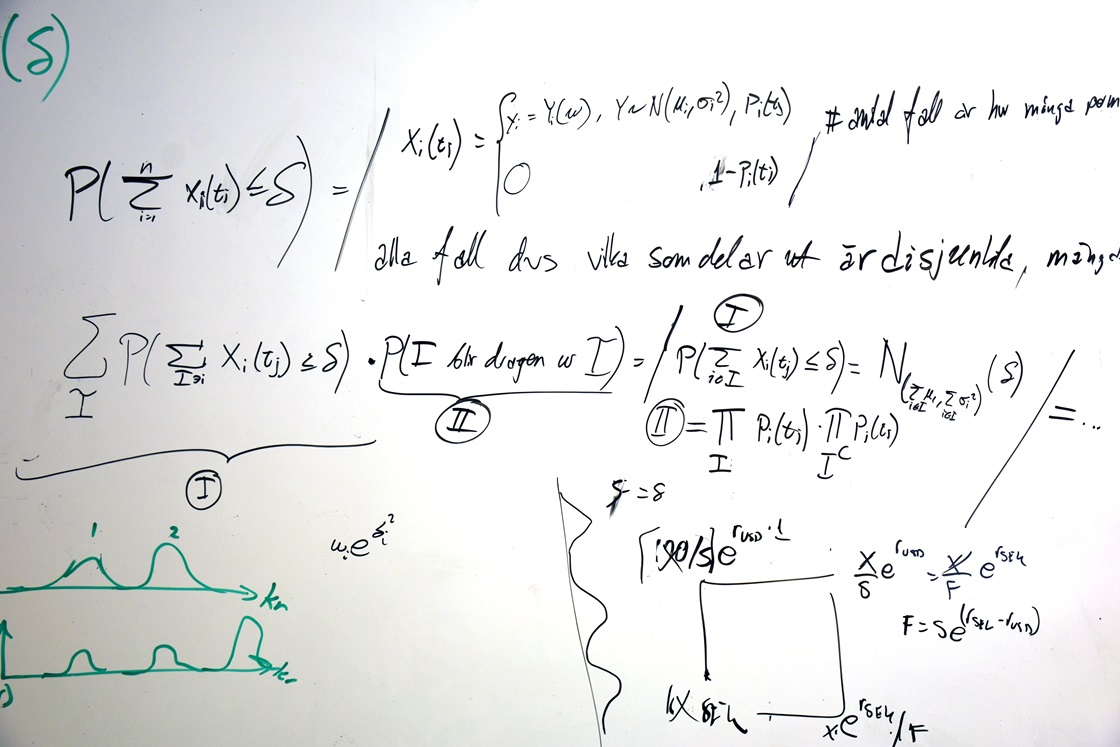 Whiteboard med matematiska uträkningar