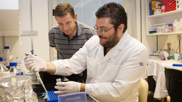 Markus Heilig och Eric Augier i labbet