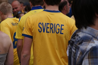 Svenska fotbollssupportrar i blå-gula tröjor