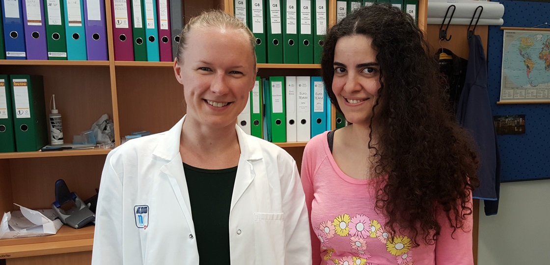 Maria och doktoranden Maisa Omara på Medicinska universitetet i Wien.