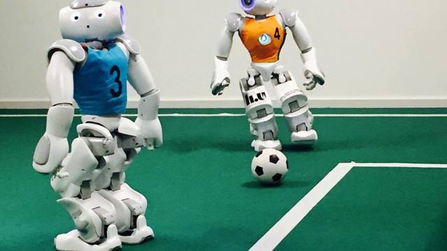 Robotarna trimmas inför VM i fotboll