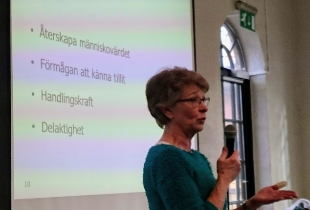 Karin M Cederqvist, kurator på Flyktingmedicinskt Centrum (FMC), Region Östergötland, fortsatte med en presentation om socialt arbete med flyktingar. 