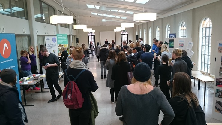 Ett sextiotal personer samlades i Färgeriet, Kåkenhus, för att mingla och prata om socialt arbete och samhällelig och miljömässig hållbarhet. 