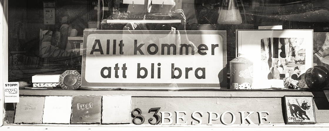 En skylt "Allt kommer att bli bra" i ett skyltfönster / A sign "Everything will be fine" in a shop window