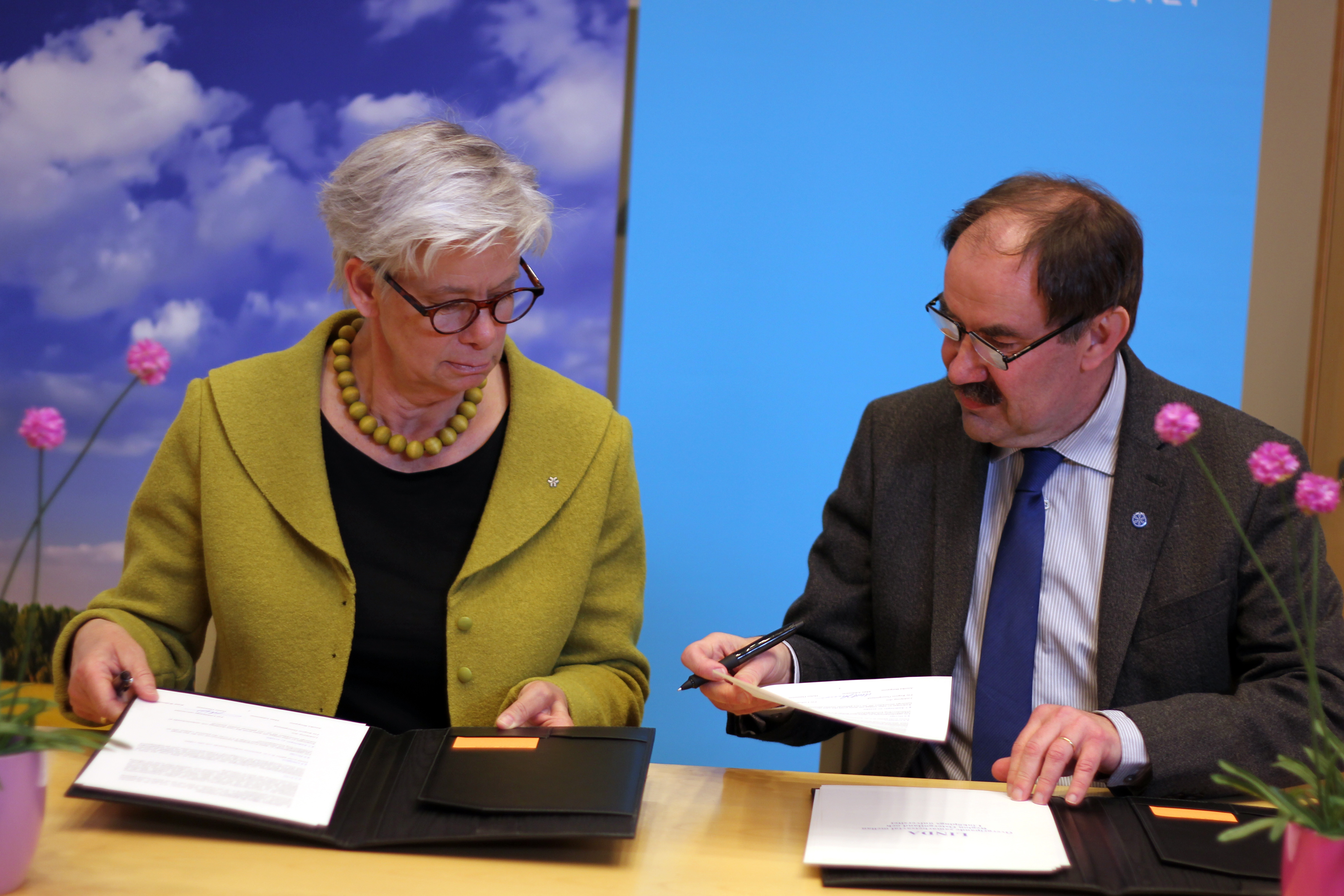 Rektor Helen Dannetun och regionrådet Mats Johansson signerar avtalet