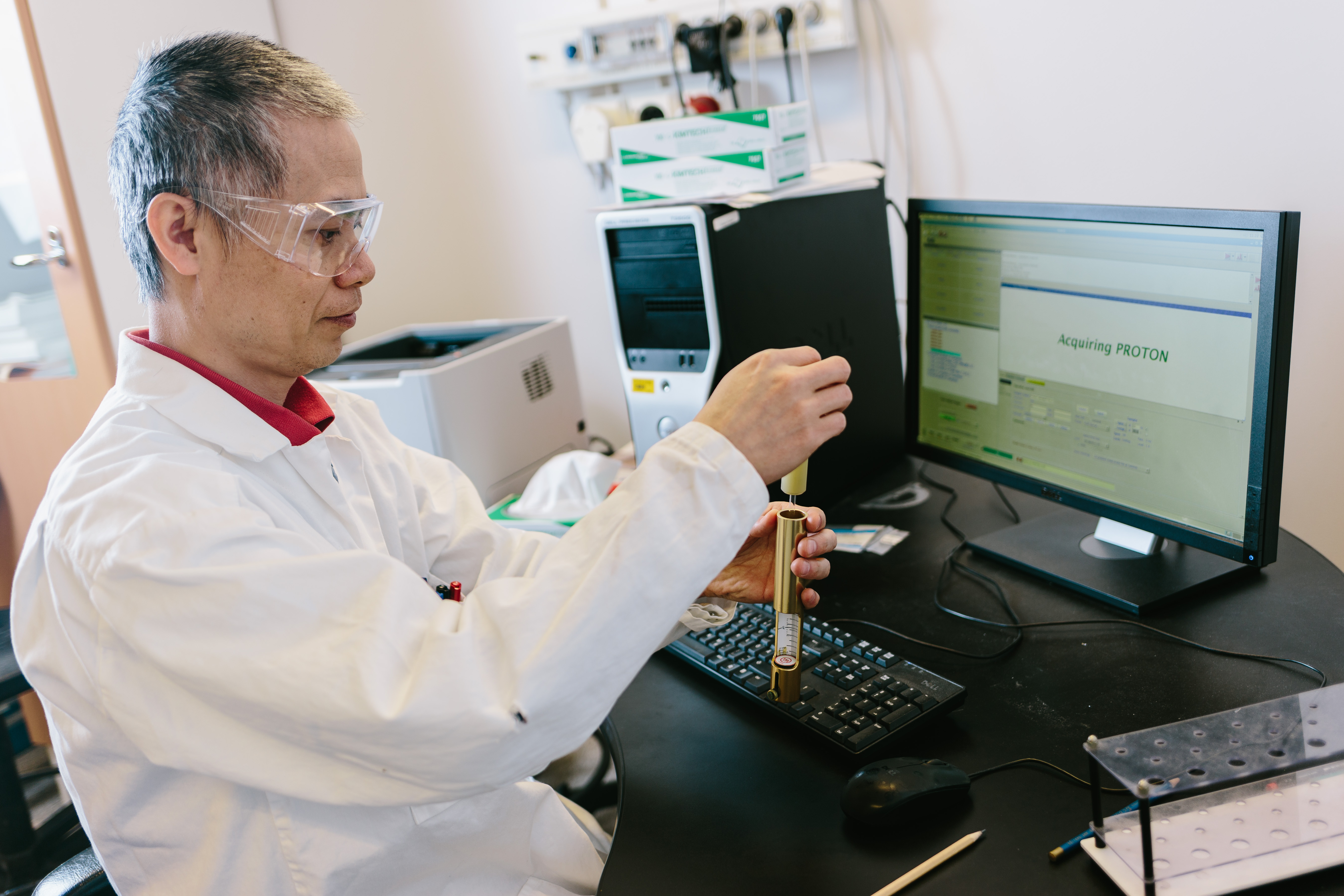 forskare analyserar substansen med NMR-spektroskopi
