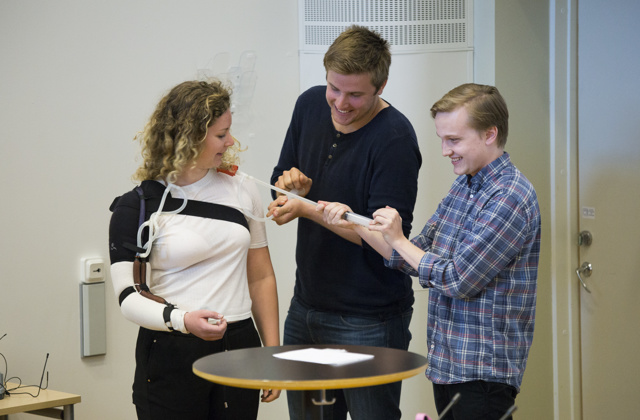 studenter demonstrerar prototyp av mjukt exoskelett