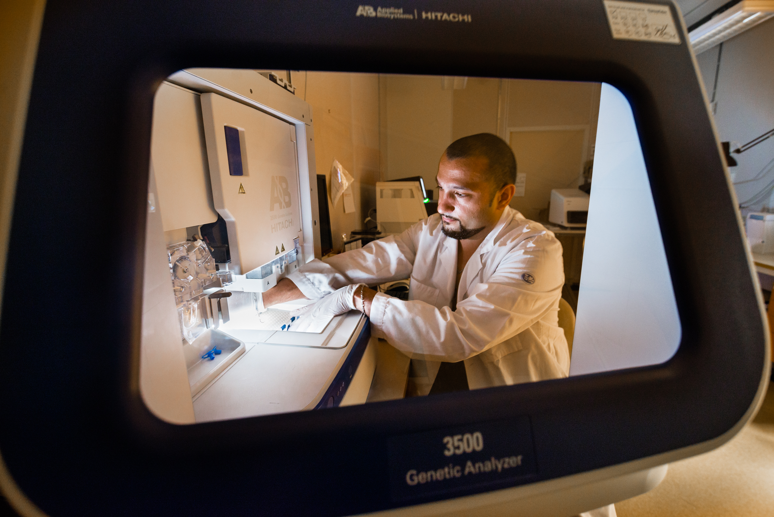Labbarbete, forskare syns genom lucka, i forskningsverksamheten 'Effekten av kvicksilver, silver, guld och läkemedel på immunsystemet'.