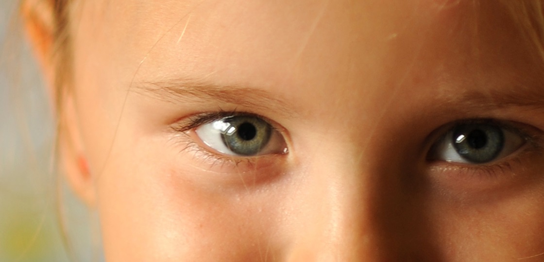 Närbild på ett barns ögon