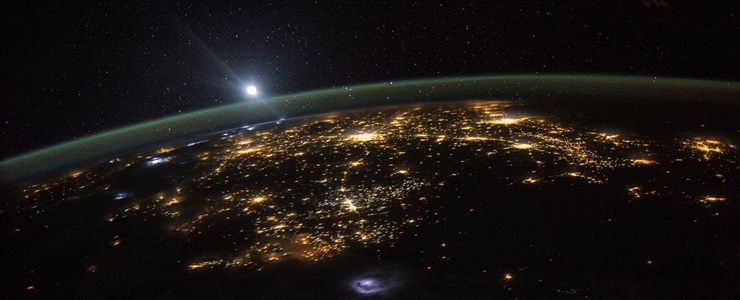 Jorden med sin tunna atmosfär, foto NASA