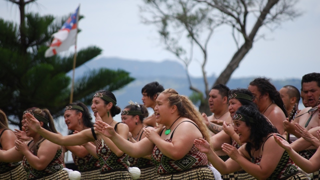 Kvinnor från Maori sjunger 