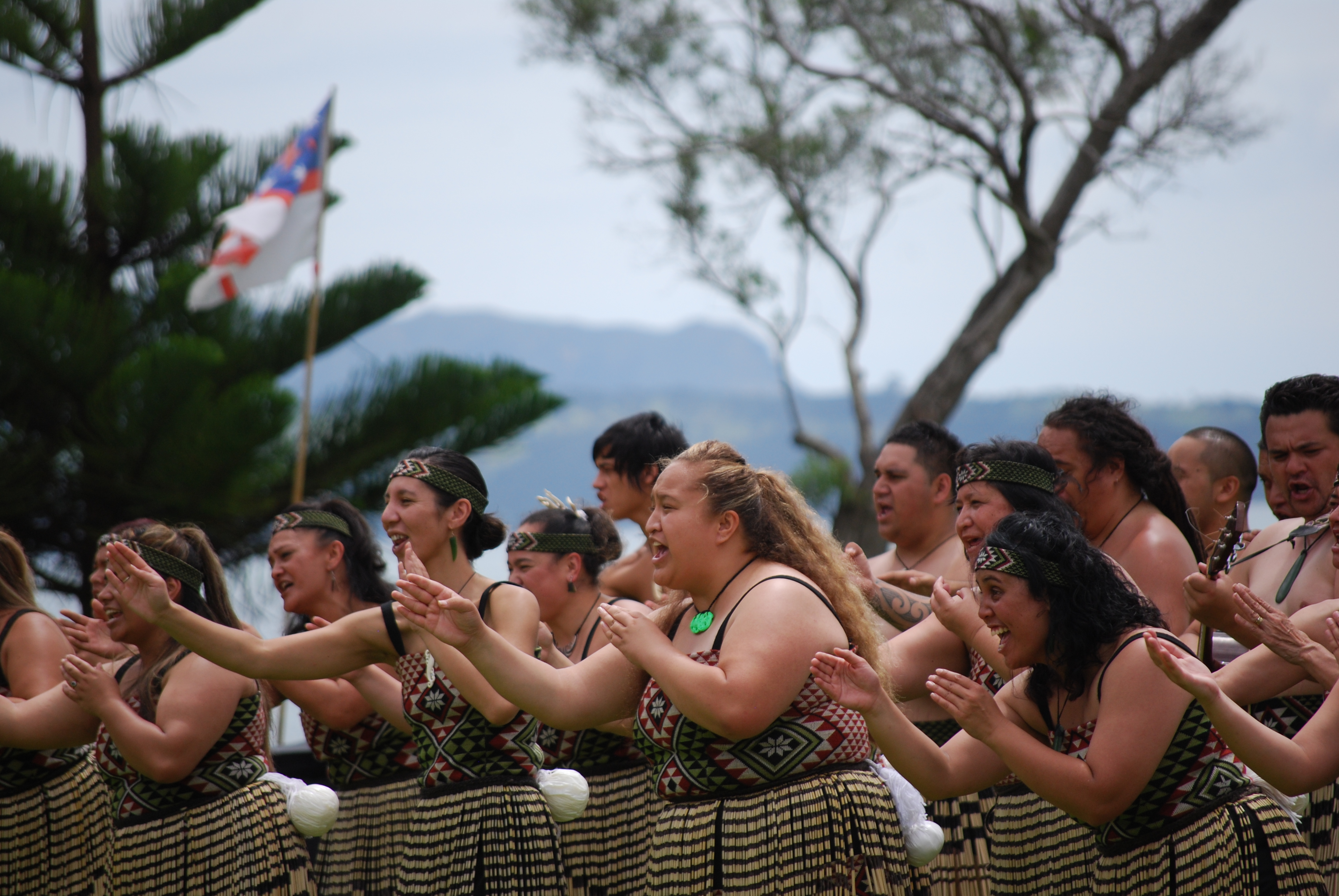 Kvinnor från Maori sjunger 
