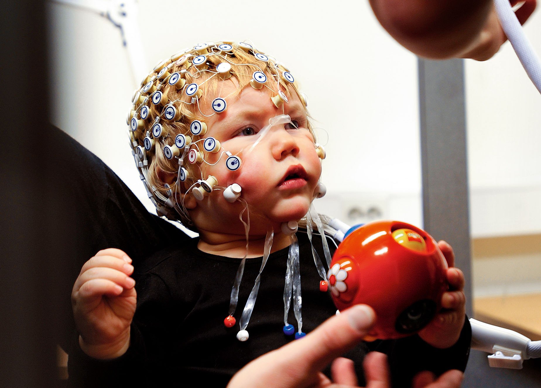 Ett barn deltar i en studie vid ERP-labbet, Linköpings universitet