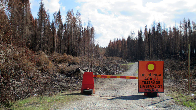 Avspärrad väg, skogsbranden i Västmanland 2014