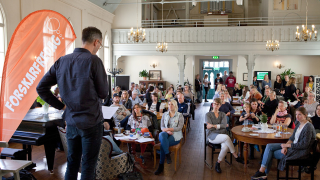Lucas Gottzén, lektor i socialt arbete, föreläser på Stadsmissionens fik, Forskarfredag 2015.