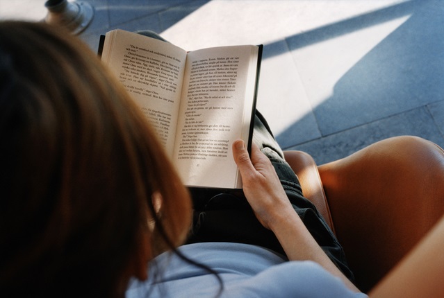 Person sitter och läser en bok