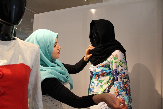 Randa Al Sahli med klädesdesign