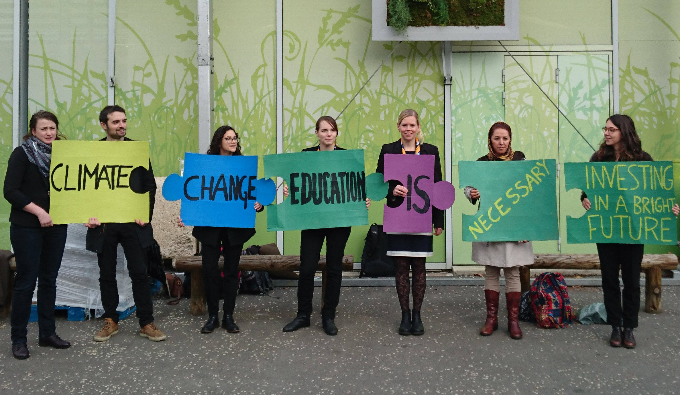 Klimataktion utanför konferenscentrat i Paris: Climate Change Education is necessry