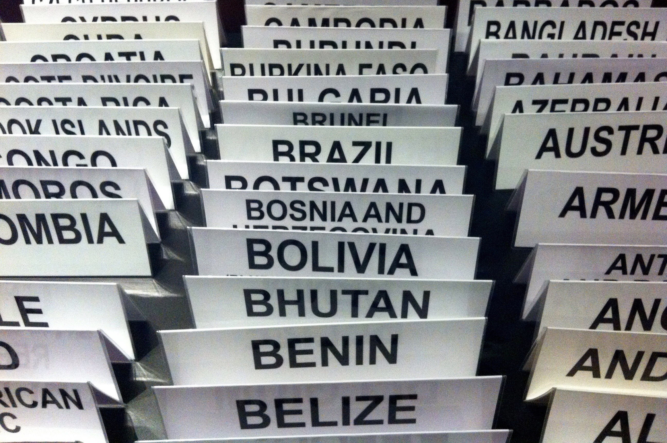 Massor av skyltar med deltagarländernas namn